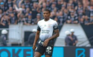 cacá tem futuro no corinthians e torcida se divide com possível renovação: “bagre desprezível”