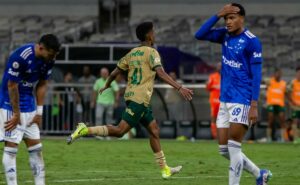 estevão decide no fim, palmeiras vence cruzeiro e adia decisão do brasileirão para domingo