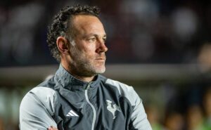 scarpa revela que real motivo para saída de milito é a cultura do futebol nacional