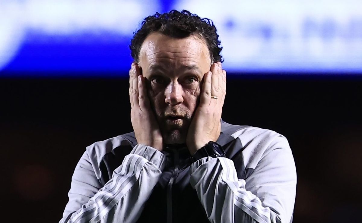 torcida do atlético mg monta lista de dispensa com milito, bernard e +7