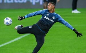 adriel confirma retorno ao grêmio e reviravolta no mercado pode fazer goleiro ficar em 2025