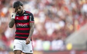 flamengo questiona choque de plata com árbitro no gol do inter mas pc de oliveira aprova lance