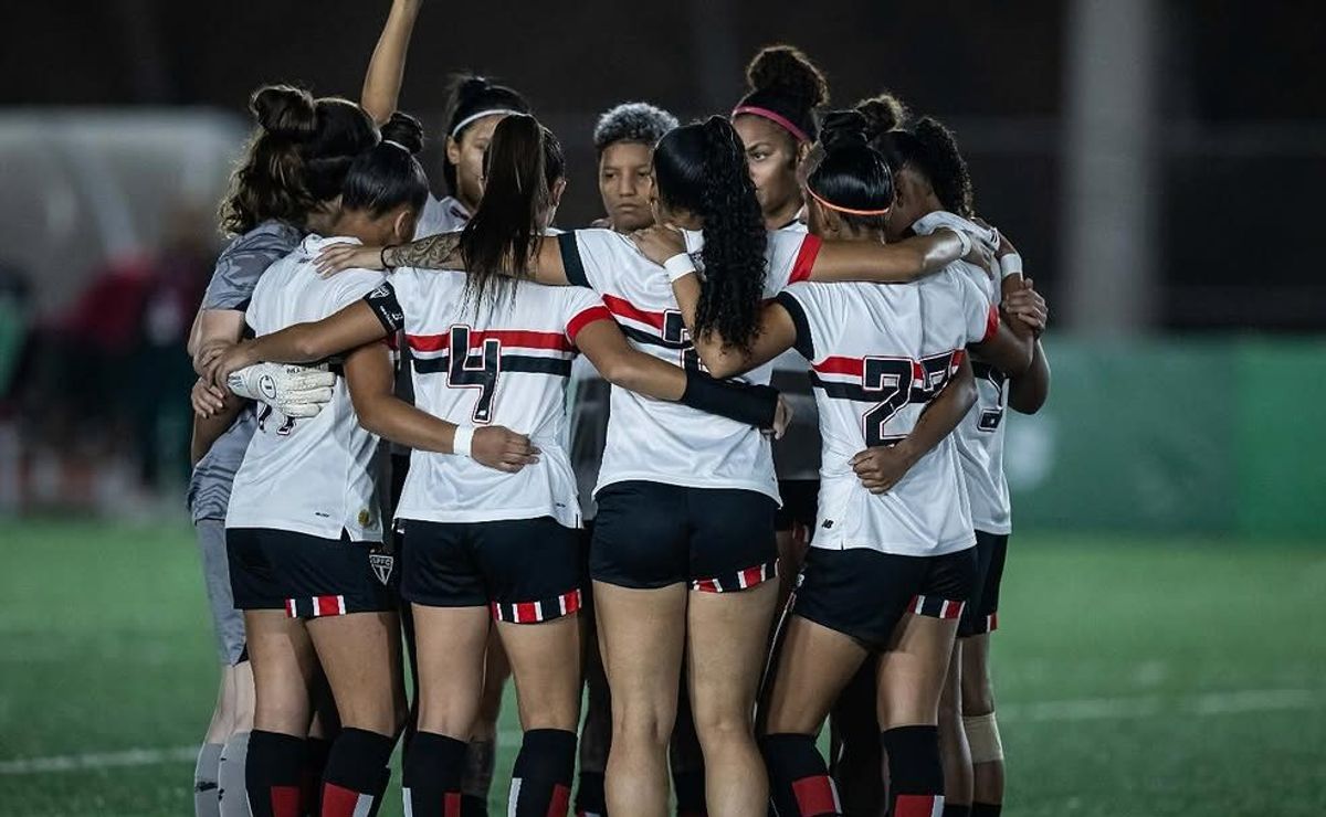 torcida do são paulo derrota para o fluminense e alfineta arbitragem “roubados até na copinha”