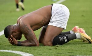 júnior santos responde deyverson após recado do atacante e vibra taça da libertadores: "dito isso..."