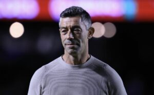 santos acerta salário de r$ 850 mil + bônus com pedro caixinha e acerta chegada de novo técnico