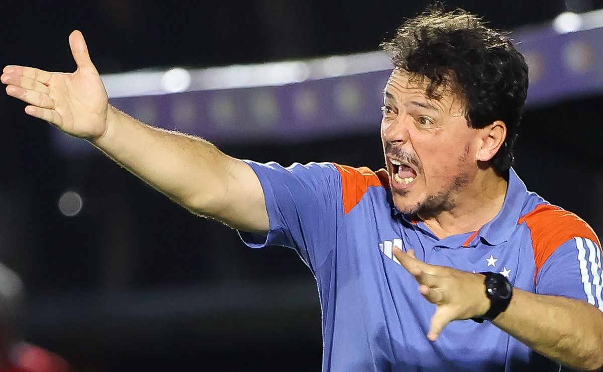 bragantino e cruzeiro empatam no fim, e torcida critica escolhas de fernando diniz: "afundou o cruzeiro"