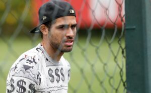 alan kardec, do atlético mg, tem mudança roubada em avenida do rio de janeiro