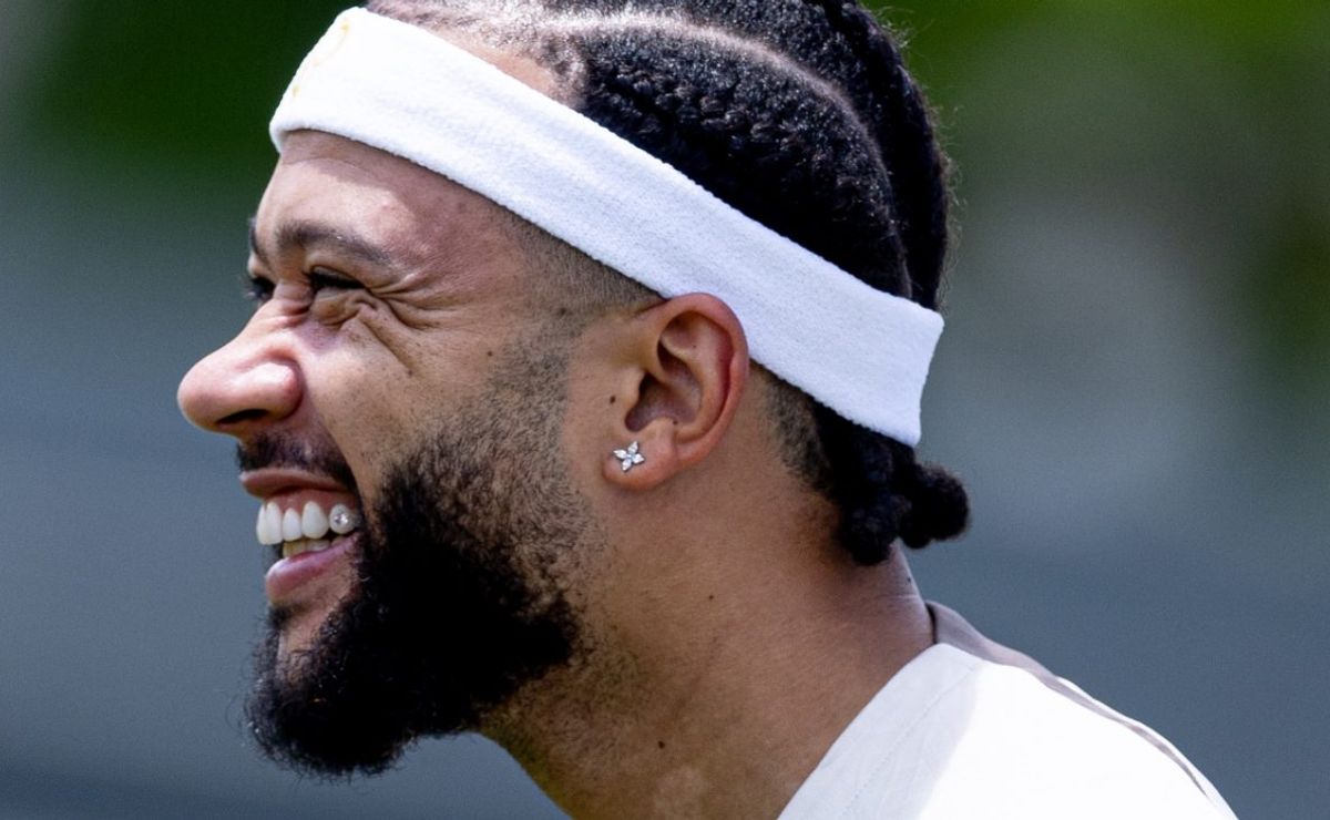 memphis depay recebe imitação de companheiro do corinthians flagrada pelas câmeras