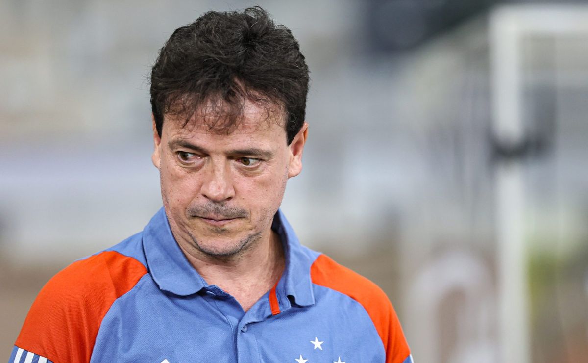 com fernando diniz prestes a deixar o cruzeiro, torcida pede ex técnico "volta ídolo..."