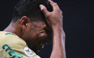 rony se recusa a descer para o vestiário e é flagrado rezando no banco em cruzeiro x palmeiras