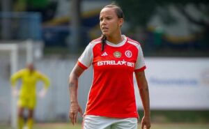 letícia monteiro, do internacional, recebe bola de prata e agita colorados: "você é diferenciada!"