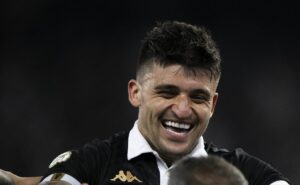 situação de victor luís no vasco tem reviravolta e lateral vai ficar