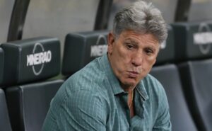 yuri alberto manda recado para grêmio e renato gaúcho recebe informação em porto alegre