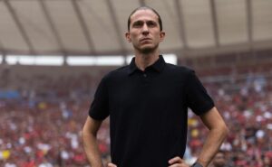 flamengo assina com meio campista até 2028 com aval de filipe luis e tem plano para evertton araújo 