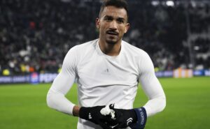 fortemente ligado ao flamengo, danilo resolve futuro e comunica a juventus que fica até julho