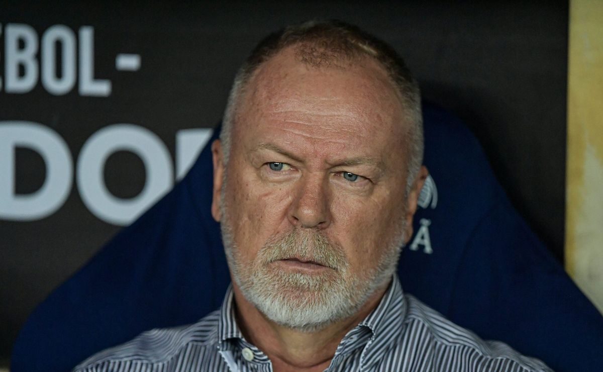 mano menezes recua fluminense e torcida critica treinador contra athletico pr: "não é possível"