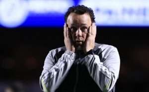 milito lamenta vice do atlético mg e desconversa sobre futuro no comando do time: "golpe duro"