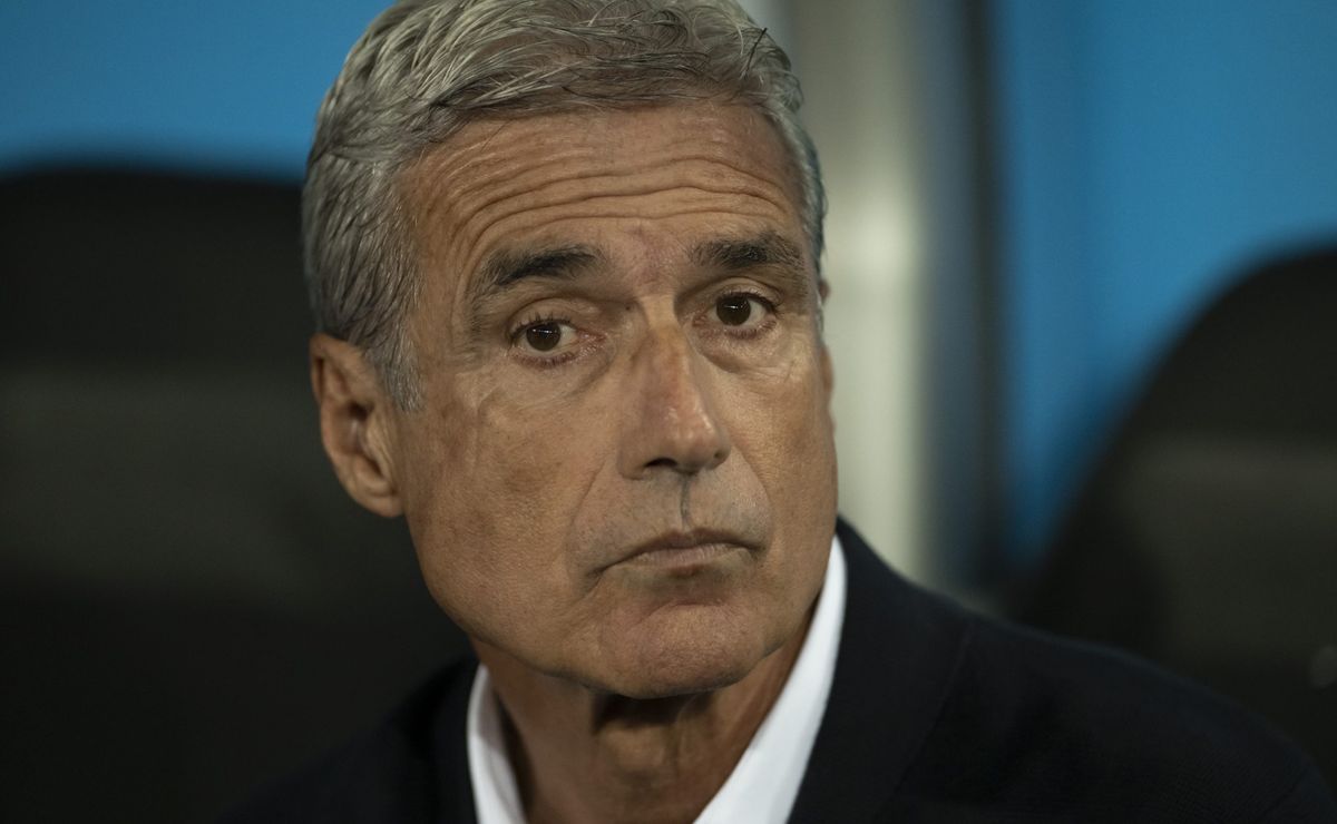 luís castro não quer abrir mão de salários no al nassr para assumir o santos