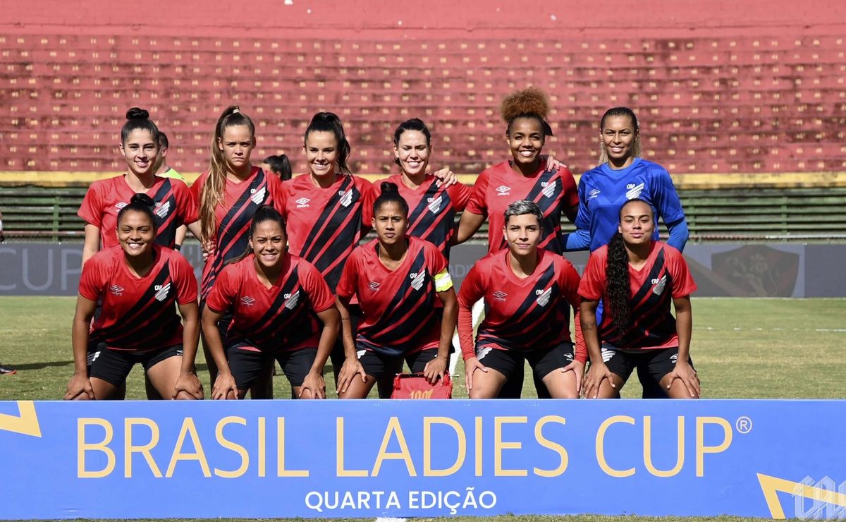 athletico pr encerra equipe feminina após queda para série b e revolta torcida: "quanto retrocesso"