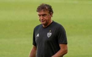 cuca chega com primeira decisão tomada e atlético mg define atacante como prioridade para se reforçar