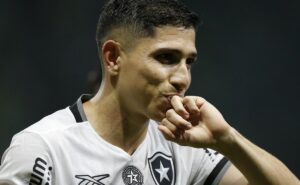 savarino cita palmeiras e rasga elogios ao trabalho de artur jorge no botafogo: “acho que…”