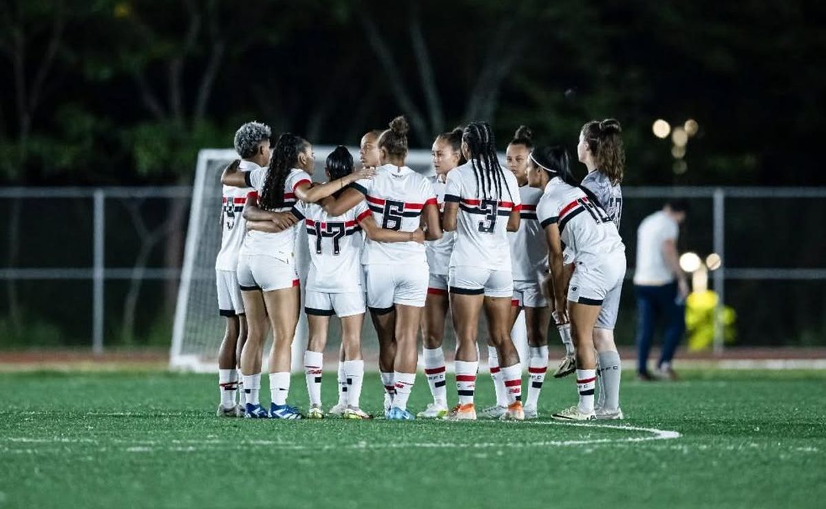 são paulo é superado pelo internacional na copinha e torcida exige saída de celso silva