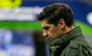 abel ferreira é flagrado abatido em cruzeiro x palmeiras e torcida se manifesta: "não aguenta mais"