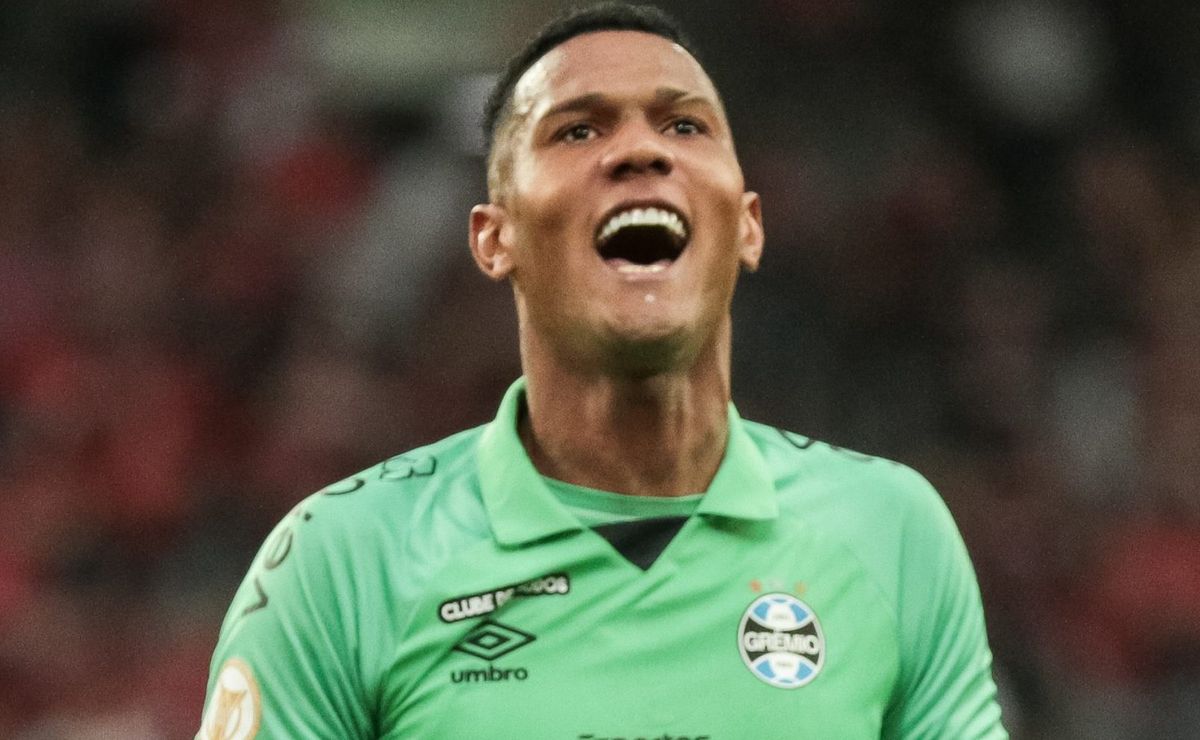 adriel alega injustiça, pede para não jogar com rogério ceni e encaminha volta ao grêmio