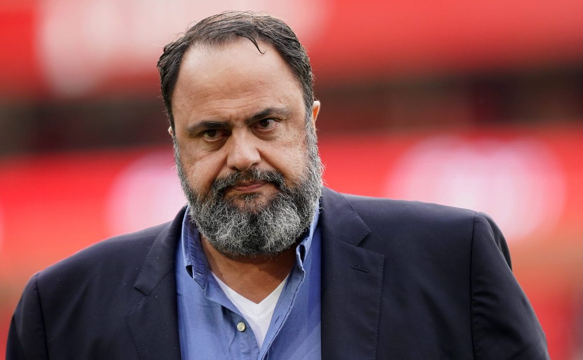 evangelos marinakis, interessado no vasco, tem resultados superiores aos de john textor na gestão de clubes