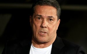 vanderlei luxemburgo enaltece trabalho de artur jorge no botafogo e parabeniza grupo: “se apresentou”