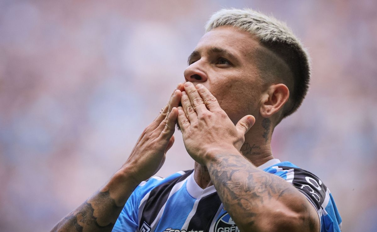 grêmio decide enfrentar concorrência do internacional e briga por permanência de soteldo