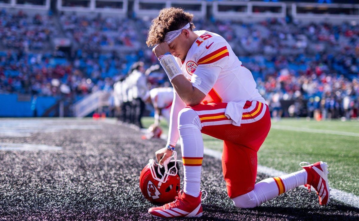 patrick mahomes se junta a andy reid mais uma vez alertando travis kelce sobre passes laterais