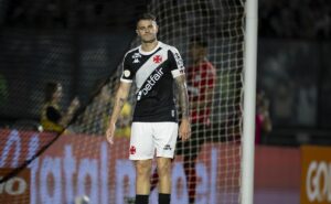 vasco empata com o atlético go, já rebaixado, e deixa torcida furiosa: "nunca duvidem..."