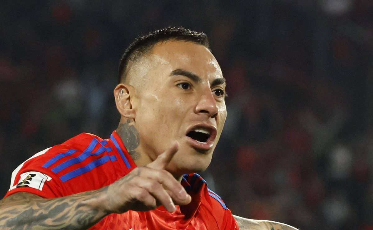 descartado pelo atlético mg, eduardo vargas se oferece e aceita assinar com cruzeiro ou santos