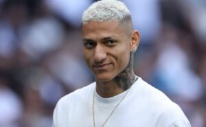 tottenham aceita vender richarlison ao flamengo por r$ 260 milhões e arábia saudita é entrave 