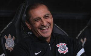 ramón díaz é comparado com pep guardiola pela torcida do corinthians: "hoje, ele é melhor"