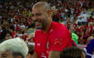adriano imperador se une a romário, ronaldo e zico em jogo de despedida no maracanã