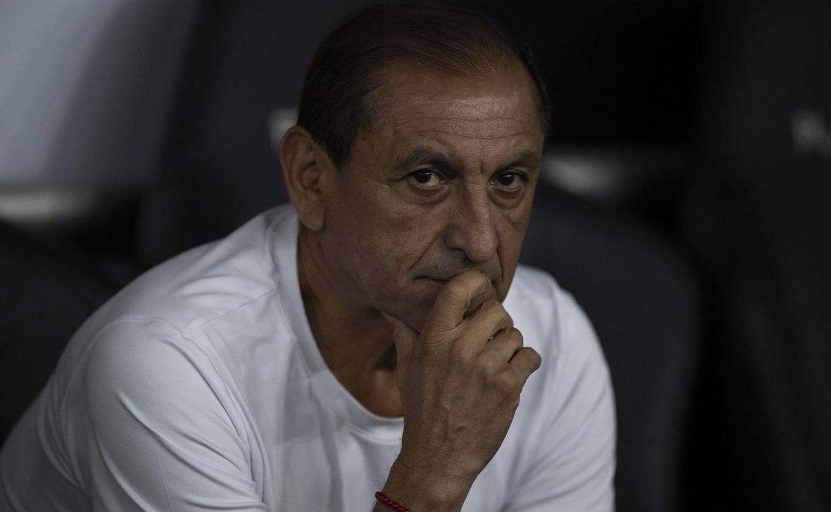 corinthians estende o vínculo de ramón díaz e treinador assina até 2026, avisa neto: "renovou o contrato"