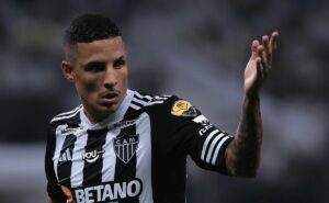 guilherme arana, do atlético mg, comparece em camarote de patrocinador do corinthians após rumores