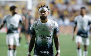 com ajuda de memphis depay, corinthians provoca criciúma após polêmica com mascote