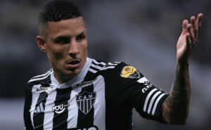 guilherme arana saindo do atlético mg rumo ao corinthians tem decisão e não vai acontecer em 2025