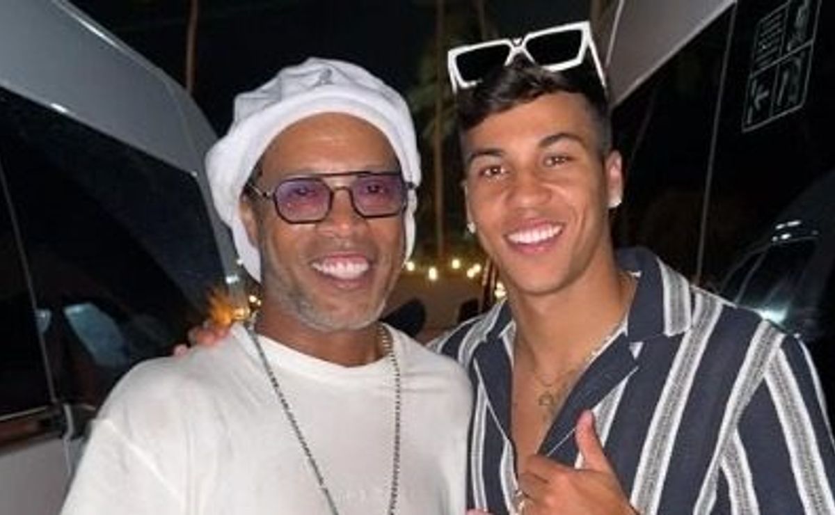 kaio jorge do cruzeiro embala em festa com ronaldinho gaúcho e rodrygo do real madrid