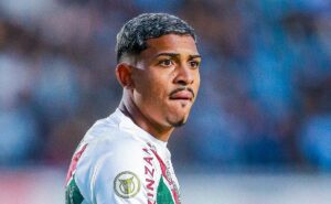 john kennedy deixa fluminense e clube negocia com substituto que joga no fortaleza