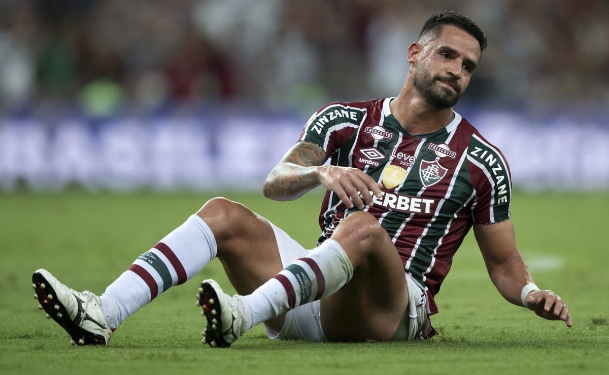 renato augusto confirma permanência no fluminense e revolta tricolores nas redes: “dinheiro fácil”