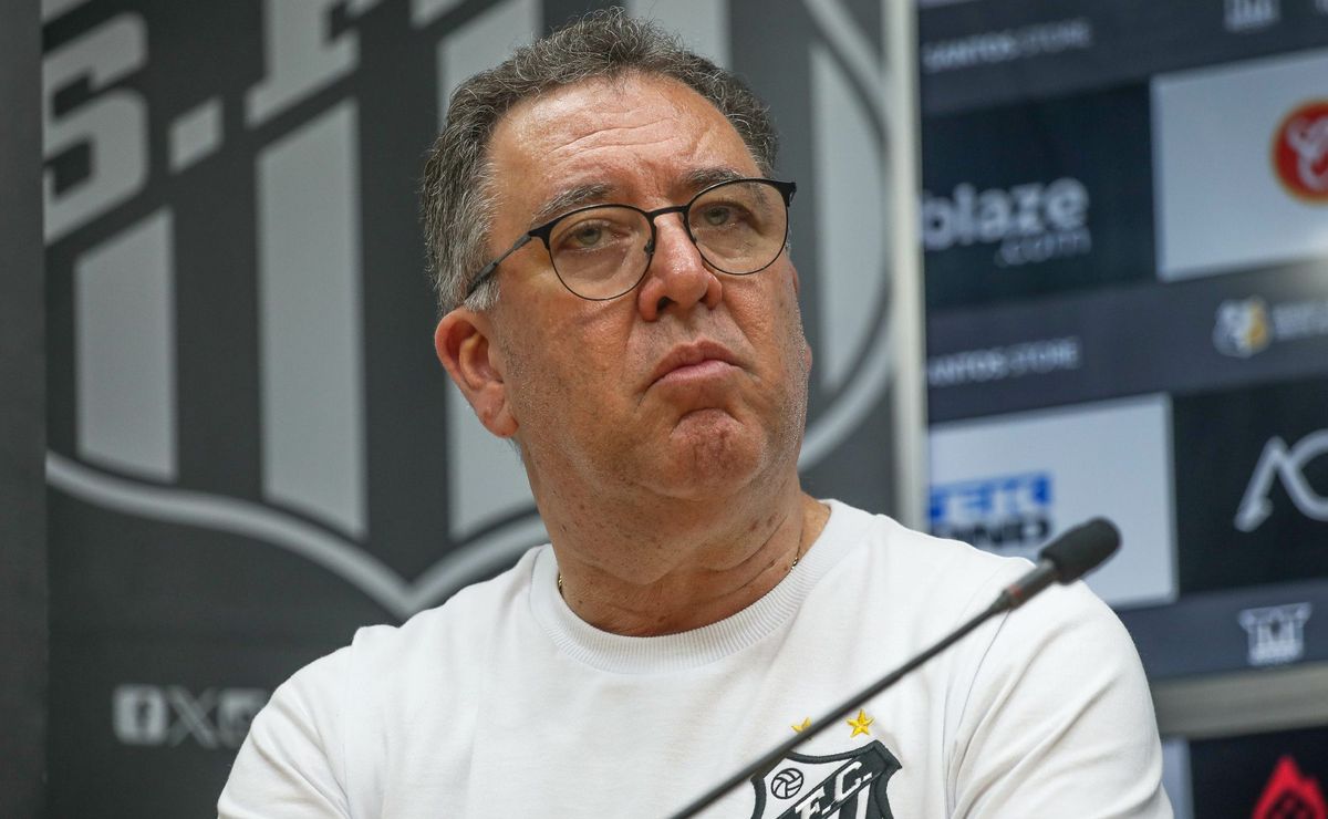 santos completa um mês sem técnico e marcelo teixeira dá prazo final a quinteros