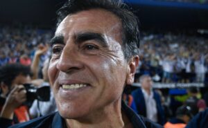 gustavo quinteros aprovou a primeira contratação para o santos e trata se do meia thaciano, do bahia