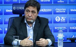 alberto guerra se manifesta sobre novo treinador do grêmio e tranquiliza torcedor: "documento assinado"
