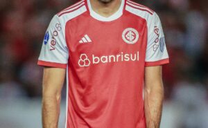 internacional chega a acordo com lucas alario e novo clube do centroavante é revelado