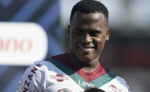 jhon arias desmente que está vendido pelo fluminense e rebate jornalista: “parar de falar bobagem?”
