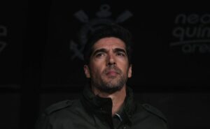 corinthians quer contratar zagueiro valentín gómez e prepara chapéu em palmeiras de abel